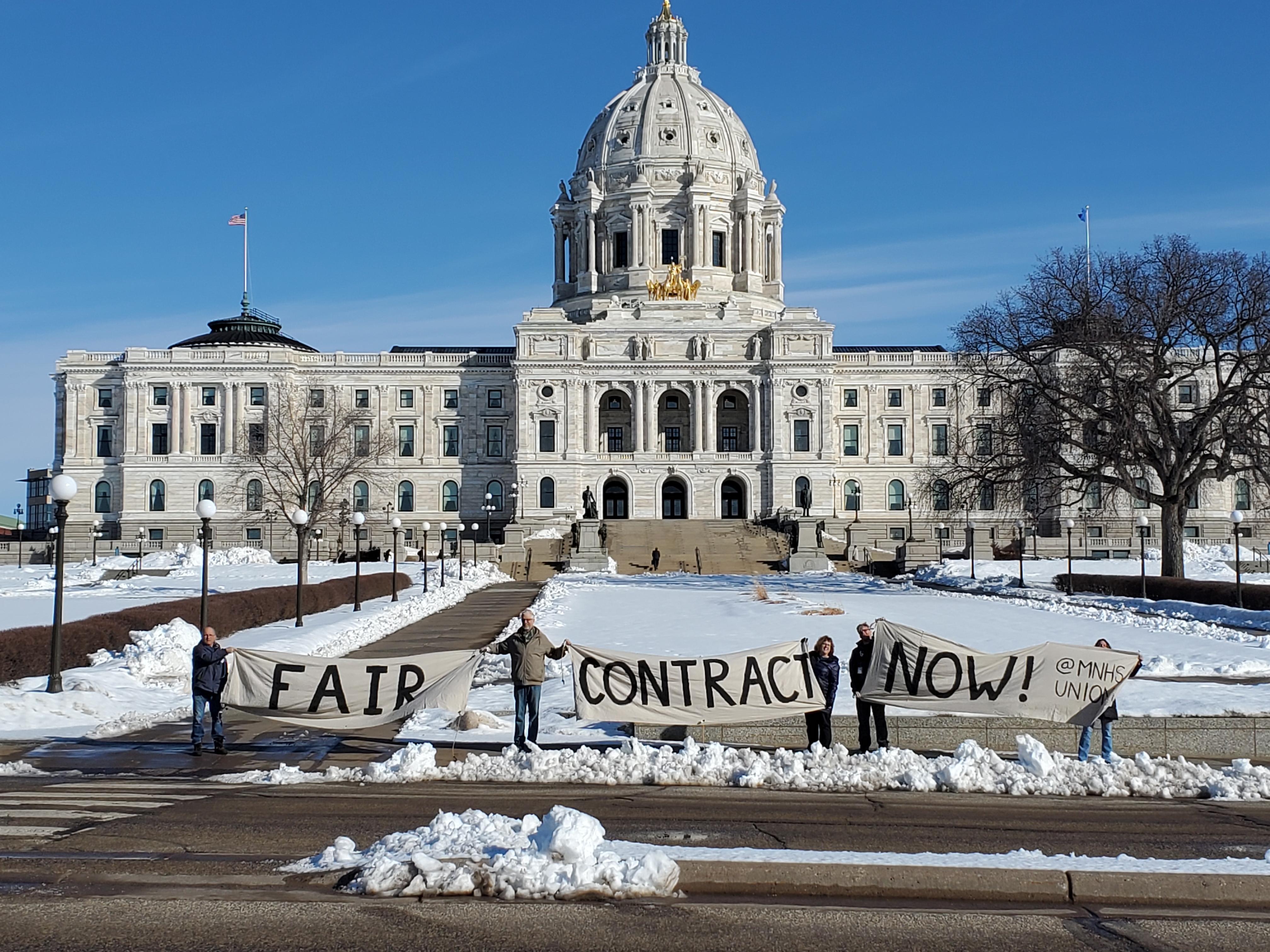 Fair contract now banner in front of the Minnesota State Capitol