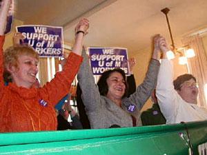 Workers celebrate their victory in the strike of 2003